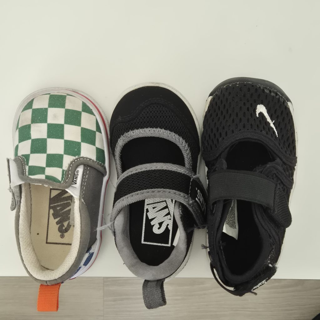 반스 12cm 운동화와 샌들, 나이키 11cm 샌들을 뒤꿈치에 맞춰 비교한 사진